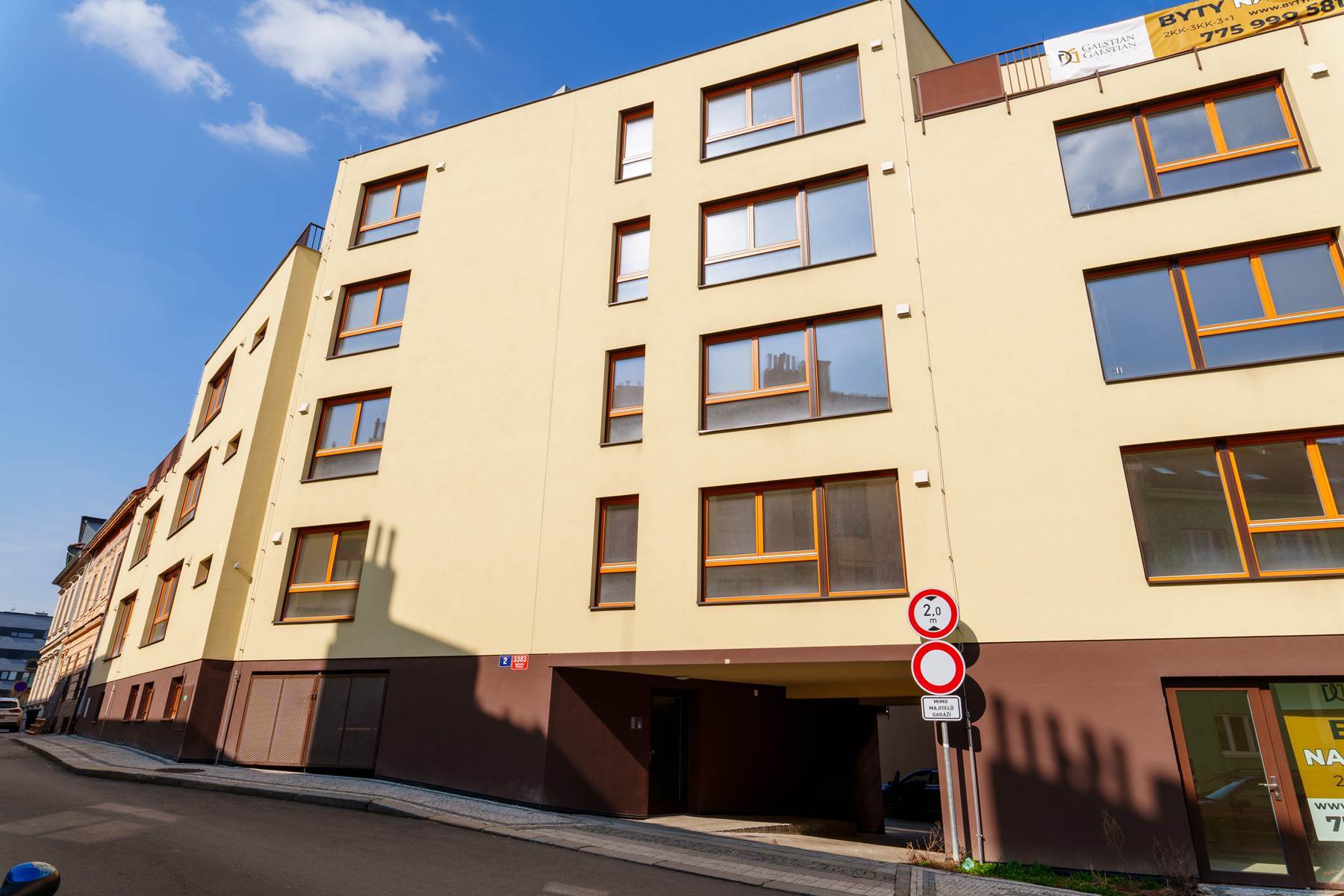 Prodej bytu 3+1 103 m² s velkorysou terasou, Praha 5 – Smíchov