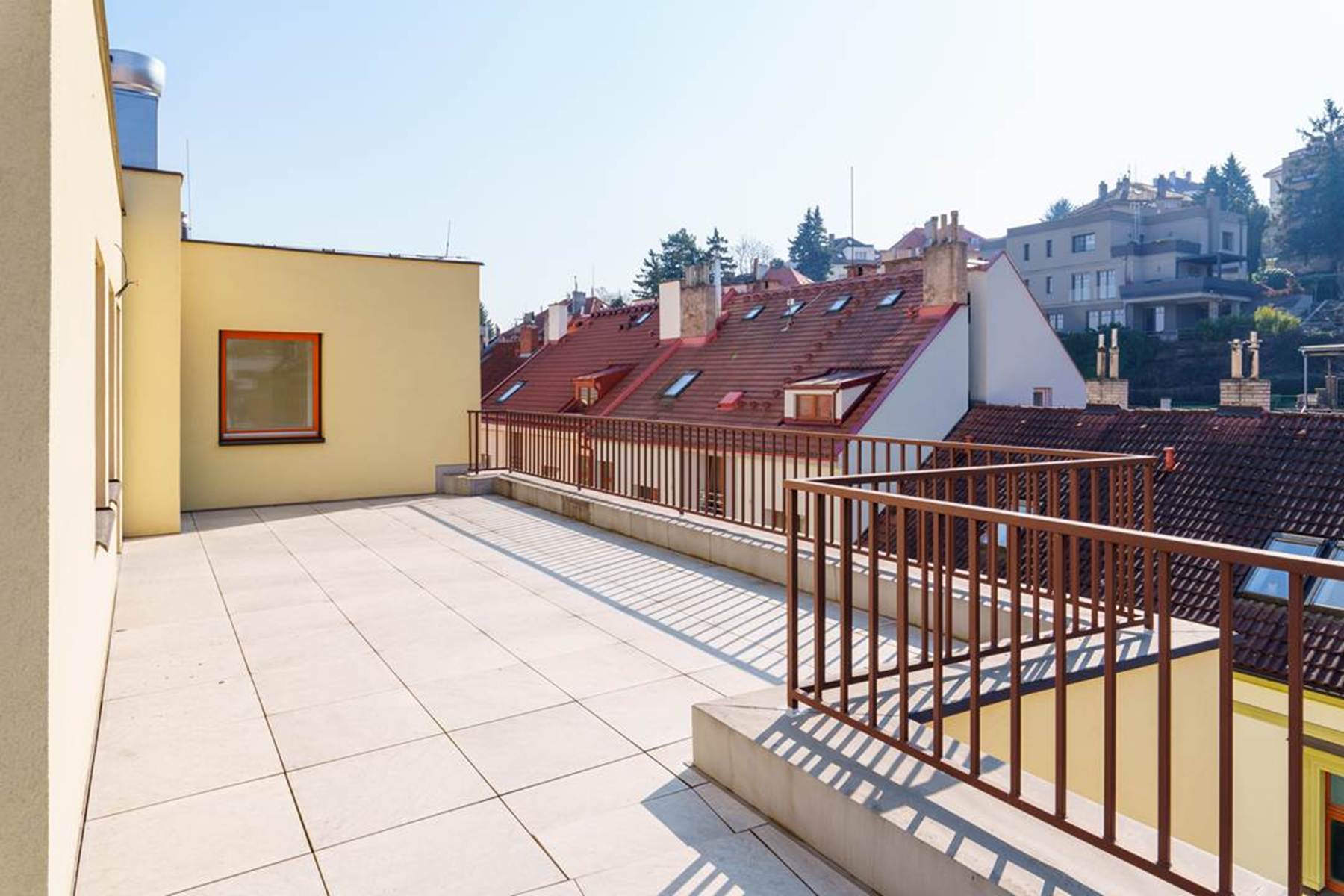 Prodej bytu 3+1 103 m² s velkorysou terasou, Praha 5 – Smíchov