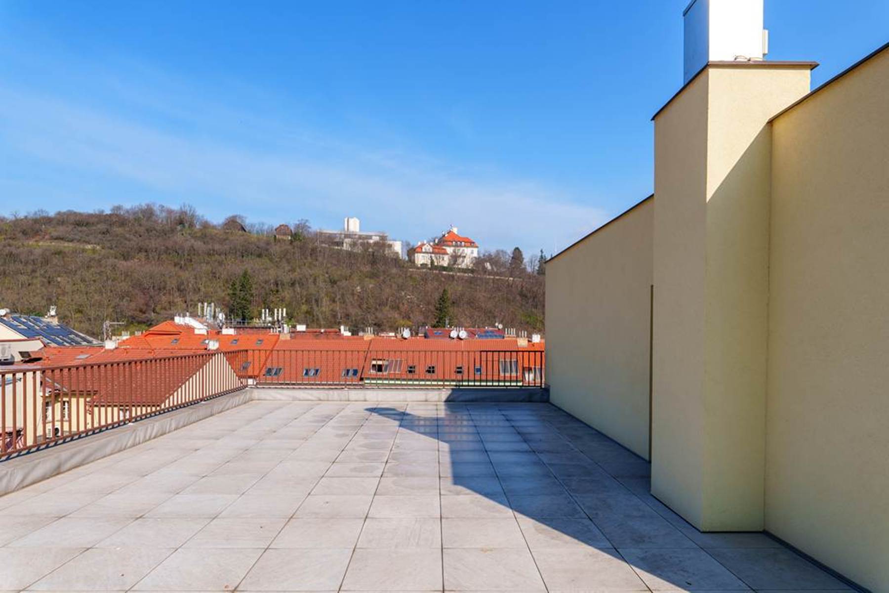 Prodej bytu 3+1 103 m² s velkorysou terasou, Praha 5 – Smíchov
