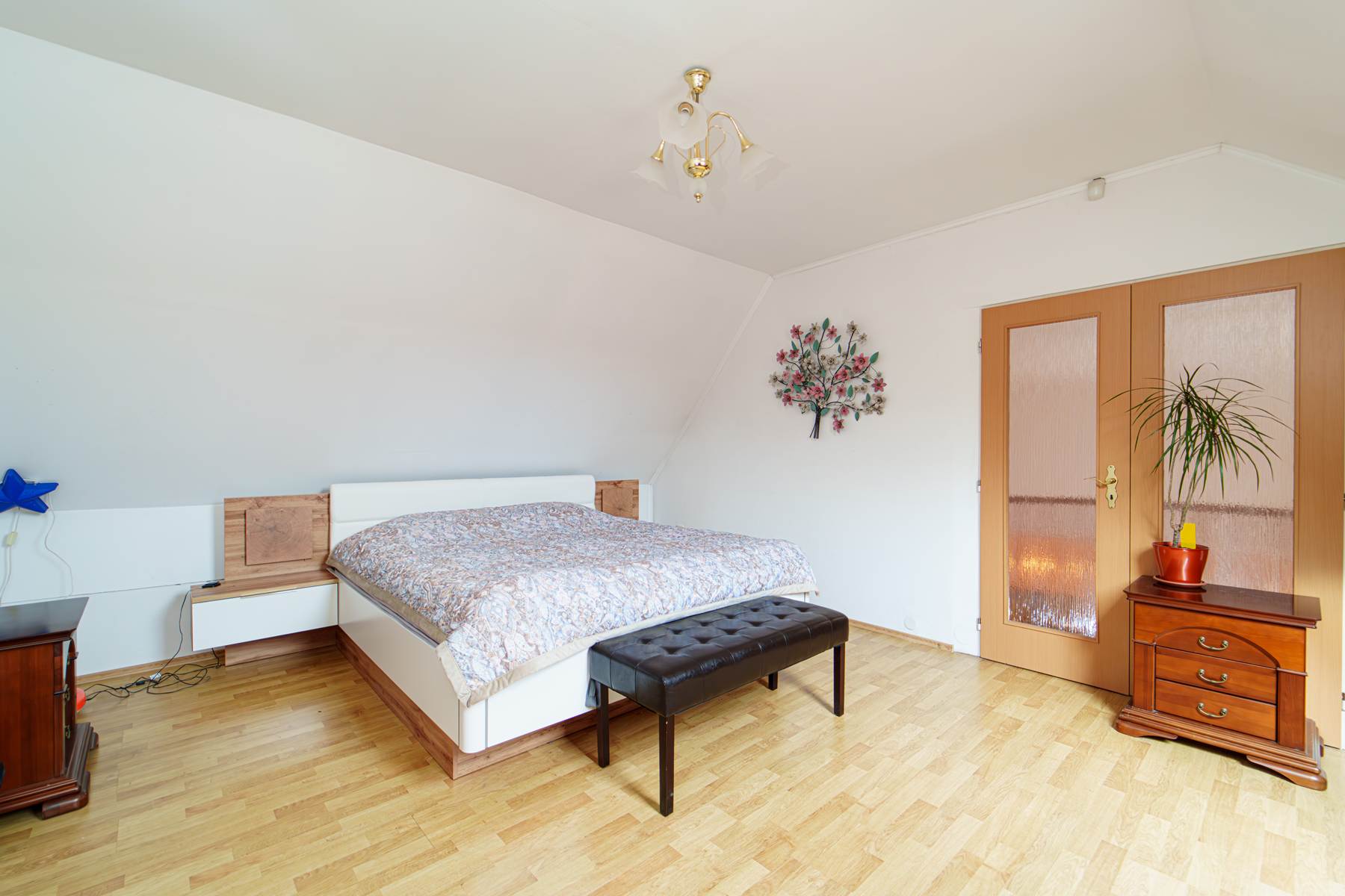 Prodej rodinného domu 6+1 226 m² s garáží a parkováním pro 3 auta, Velké Meziříčí